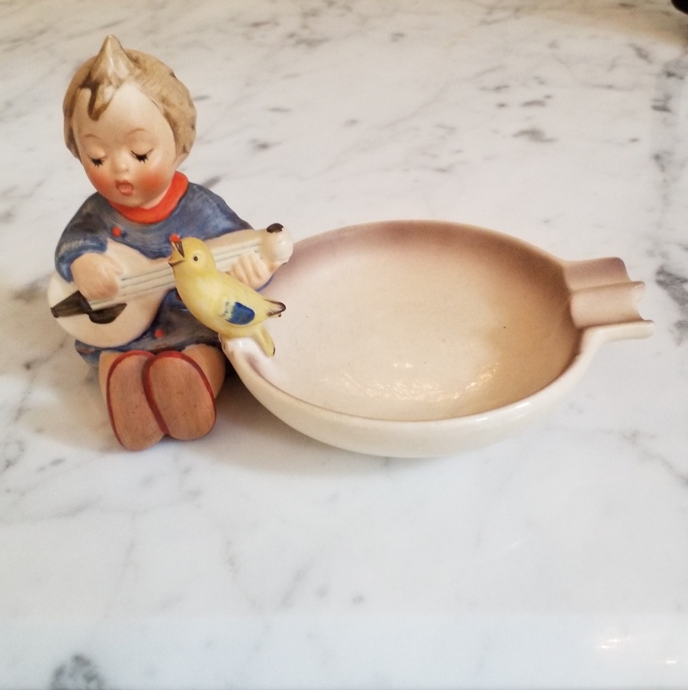 Hummel Figurine #33  Joyful Ashtay
